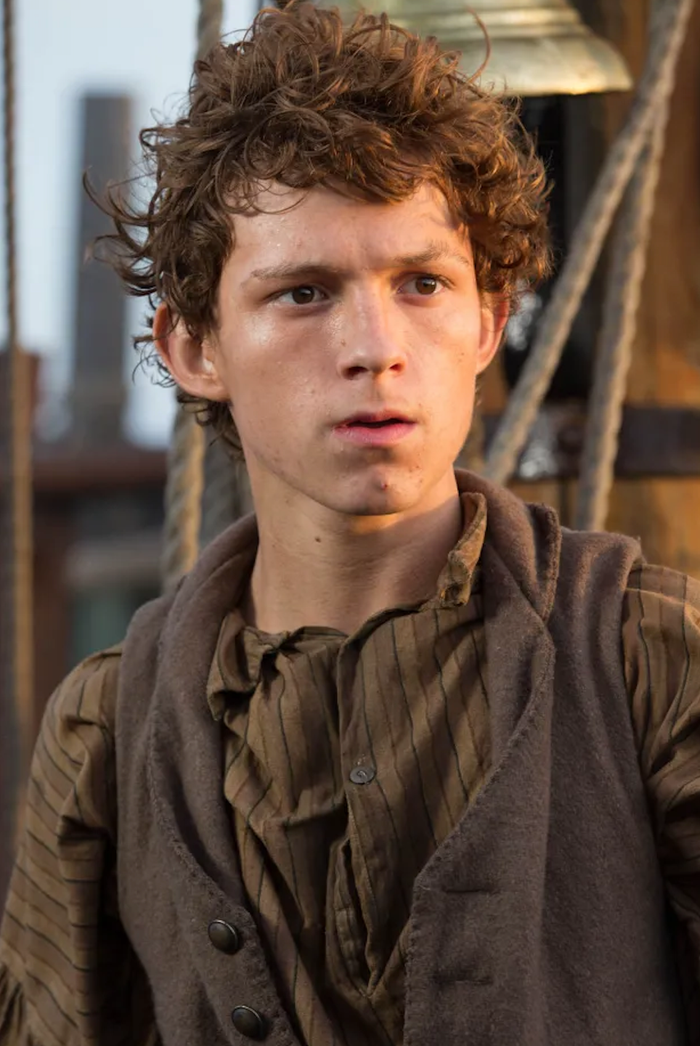 Tom Holland đảm nhận vai Thomas Nickerson thời trẻ, một cậu bé phục vụ lần đầu ra khơi trên con tàu săn cá voi Essex.&nbsp;