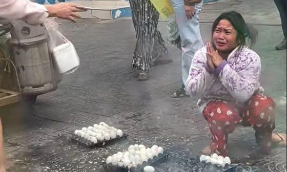 Nữ tài xế đập bể hết trứng vịt của cô gái bán hàng rong, lý do gây phẫn nộ Ảnh 2