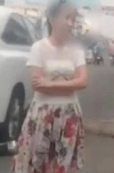 Nữ tài xế đập bể hết trứng vịt của cô gái bán hàng rong, lý do gây phẫn nộ Ảnh 1