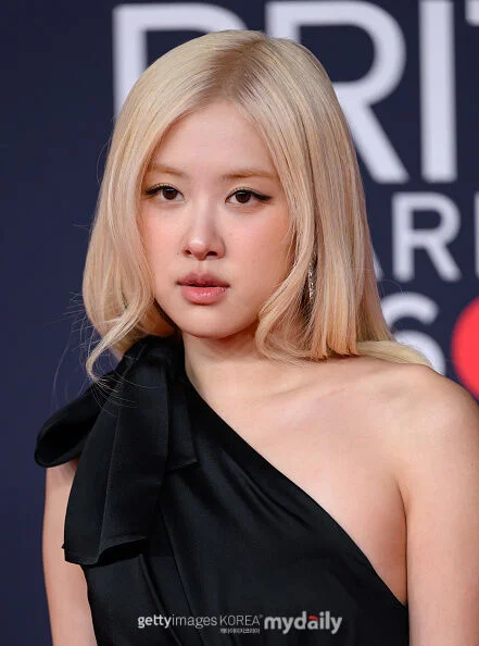 Rosé duy trì việc tẩy và nhuộm tóc hai tuần 1 lần để giữ được mái tóc vàng nổi bật. Ảnh: Getty Images Korea