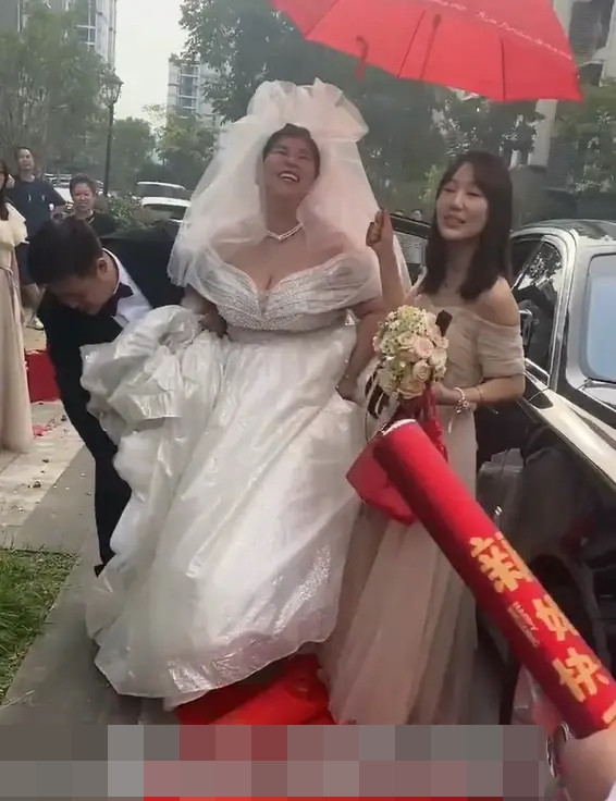 Cô dâu vừa bước xuống xe thì bị phù dâu ngăn lại, phản ứng chú rể gây chú ý Ảnh 4