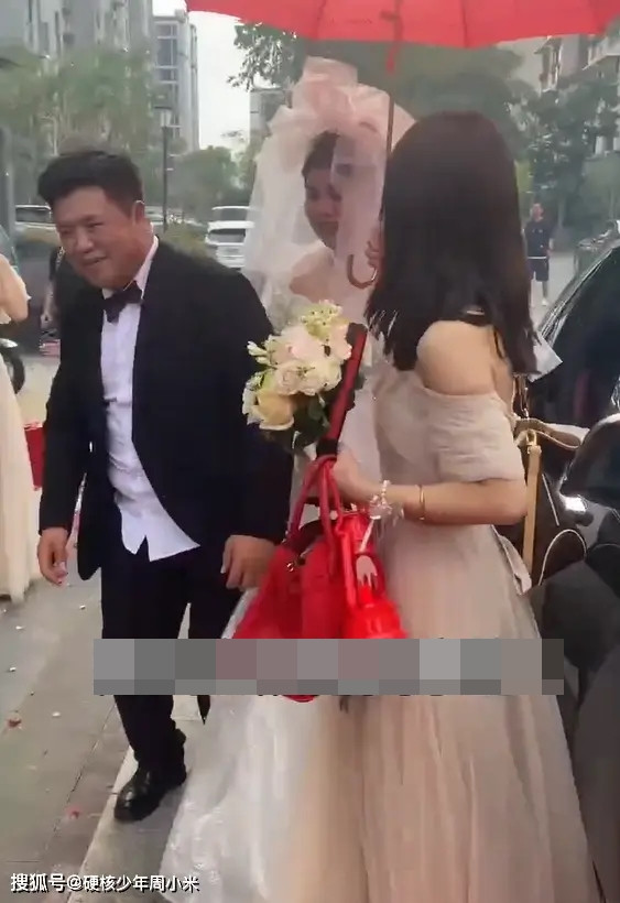 Cô dâu vừa bước xuống xe thì bị phù dâu ngăn lại, phản ứng chú rể gây chú ý Ảnh 2
