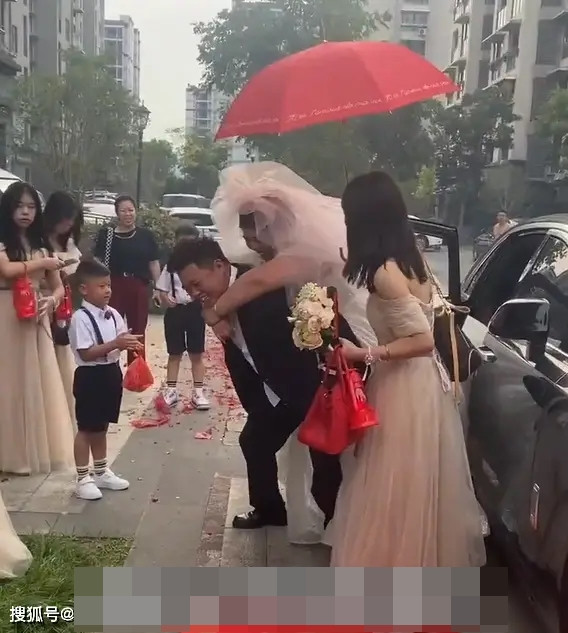 Cô dâu vừa bước xuống xe thì bị phù dâu ngăn lại, phản ứng chú rể gây chú ý Ảnh 3