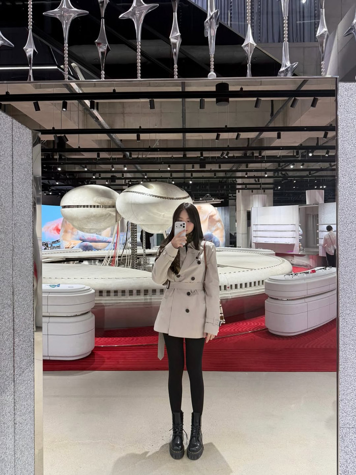 Cách phối đồ với măng tô ngắn và quần đen ôm sát đã giúp Thanh Thủy phô trọn đôi chân thon dài. Ảnh: IGNV