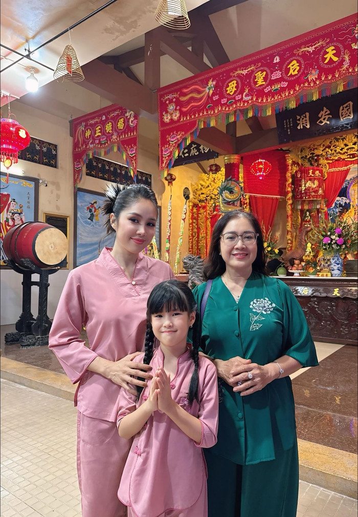 Lê Phương đi thắp hương vào dịp Rằm tháng Giêng.