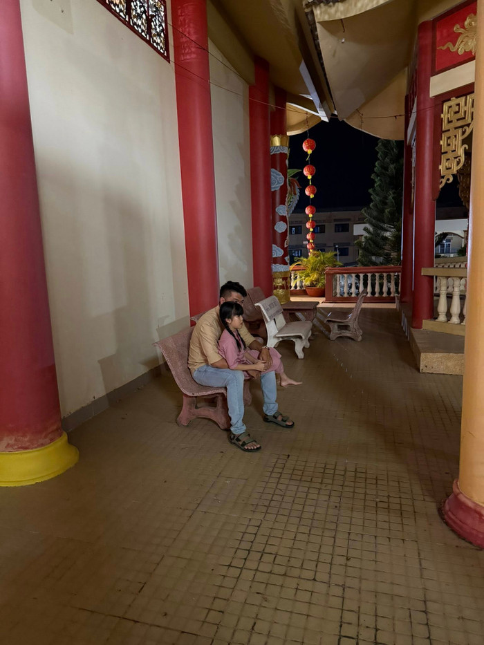 Lê Phương chia sẻ khoảnh khắc ông xã cùng con gái trong lúc đi thắp hương cùng cả nhà.&nbsp;