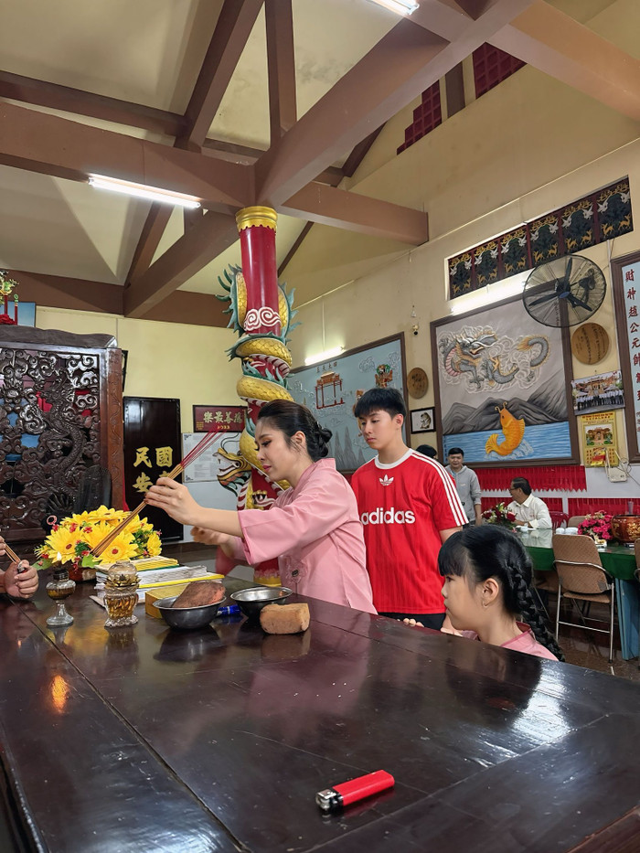 Nữ diễn viên bên 2 con.