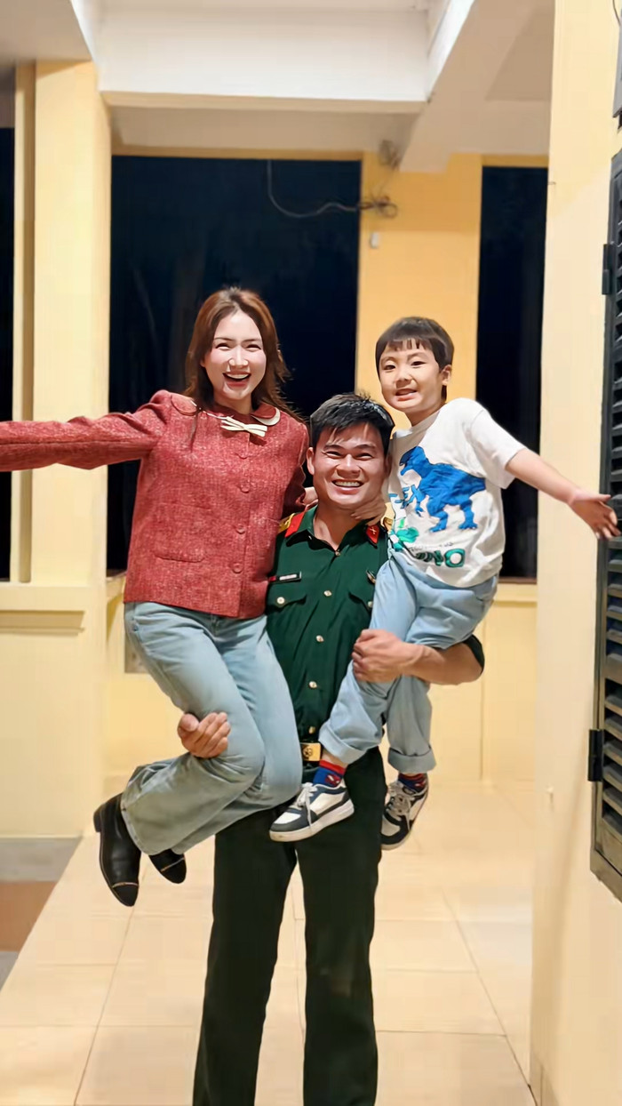 Trươc đó Hòa Minzy đã đưa bé Bo đến thăm đơn vị công tác của Văn Cương. Ảnh chụp màn hình