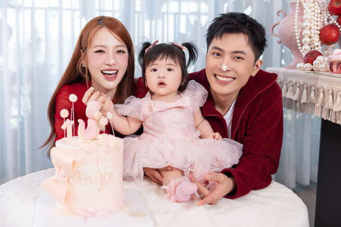 Khoảnh khắc hạnh phúc của gia đình nhỏ Puka và Gin Tuấn Kiệt.