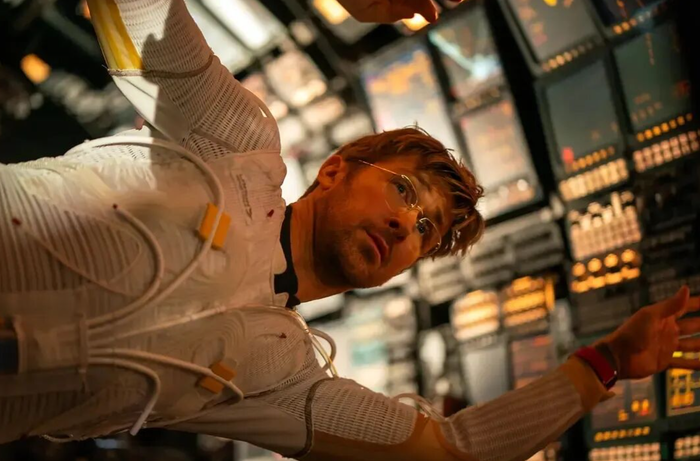 Cảnh nhân vật chính tỉnh dậy với tâm trạng hoang mang trong không gian cô lập của buồng y tế. - Ảnh: Baidu