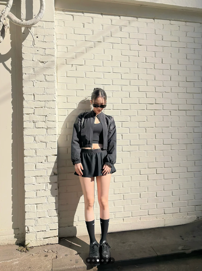 Karina (aespa) khoe tỷ lệ cơ thể khó tin với outfit tối giản, đôi chân dài gây choáng Ảnh 1