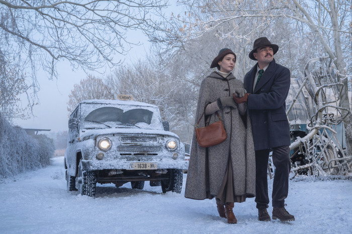 Leonardo DiCaprio và Jennifer Lawrence trong tạo hình cổ điển giữa tuyết. - Ảnh: NSX