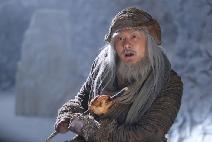 Hồng Thất Công thi triển Hàng Long Thập Bát Chưởng môn võ công cương mãnh nhất thiên hạ. - Ảnh: Sohu