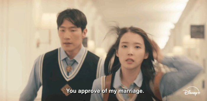 Phân cảnh IU trong trang phục học sinh gây tranh luận trên mạng xã hội