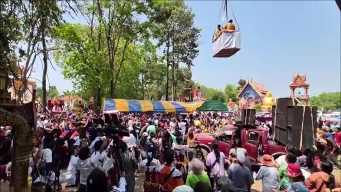 Nữ ca sĩ cầm 75 triệu đồng rải khắp chùa, người dân hỗn loạn tranh giành Ảnh 2