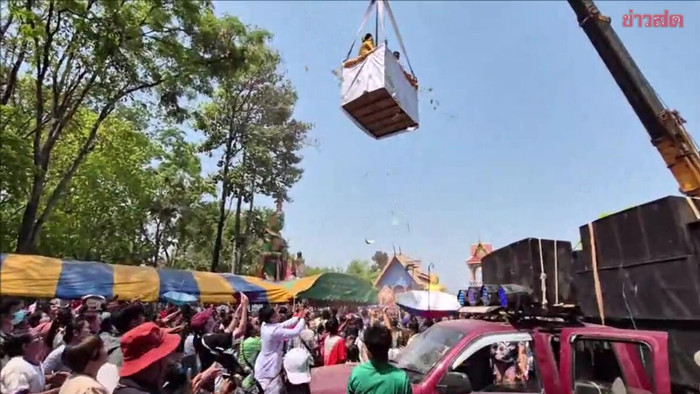 Nữ ca sĩ cầm 75 triệu đồng rải khắp chùa, người dân hỗn loạn tranh giành Ảnh 1