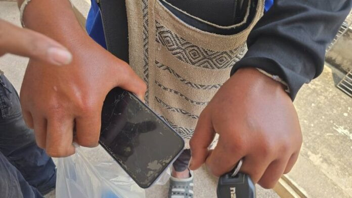 Đi bắt tổ ong, nam giáo viên bị hàng trăm con ông đốt nguy kịch Ảnh 2