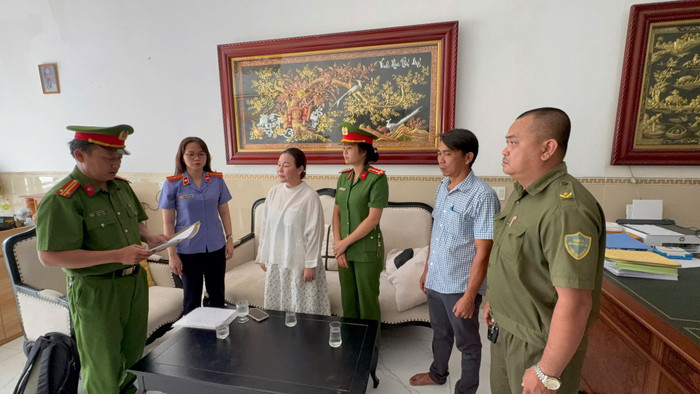 Cơ quan chức năng thi hành lệnh khám xét.&nbsp;