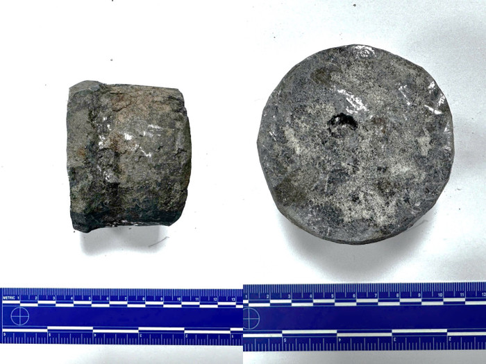 Cục chì được các đối tượng đặt vào trong hộp đựng thiên thạch giả để tăng trọng lượng.&nbsp;