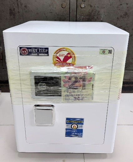 Hộp đựng thiên thạch giả;&nbsp;Các mảnh kính bị vỡ do các đối tượng đánh tráo mẫu thử của bị hại; Két đựng thiên thạch giả.&nbsp;