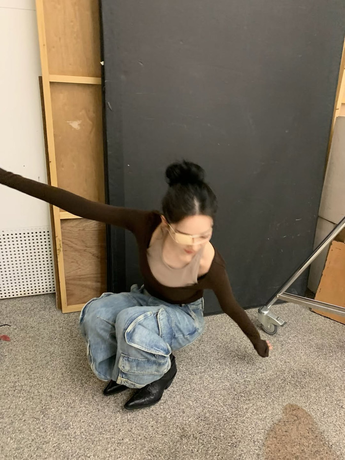 Karina thể hiện sự tinh nghịch qua việc tạo dáng chụp ảnh. Ảnh: IGNV