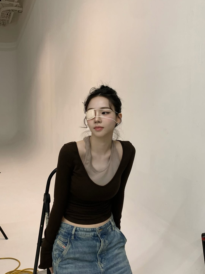 Karina đeo băng mắt trong loạt ảnh mới nhất. Ảnh: IGNV