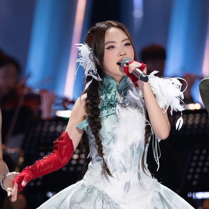 Phương Mỹ Chi từng gây chú ý khi thể hiện một câu trong vở cải lương Tiếng Trống Mê Linh ở chương trình Sing! Asia.