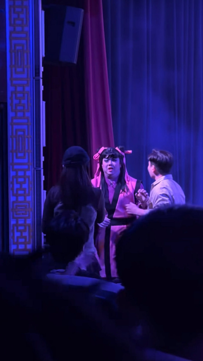 Diễn viên Gia Bảo giao lưu cùng Phương Mỹ Chi, mong muốn đàn em gửi tặng khán giả một câu hát ngoài kịch bản của vở diễn. (Ảnh từ TikTok Trịnh Tú Trung)