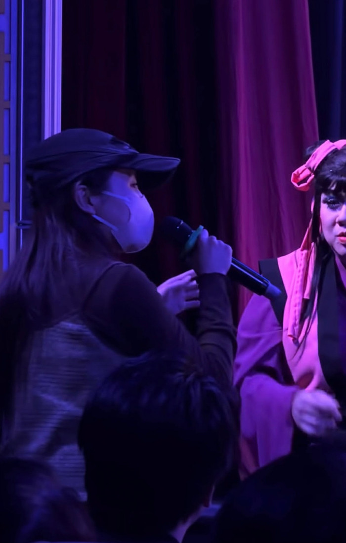 Gia Bảo vỗ tay, tấm tắc khen ngợi giọng hát của Phương Mỹ Chi. (Ảnh từ TikTok Trịnh Tú Trung)