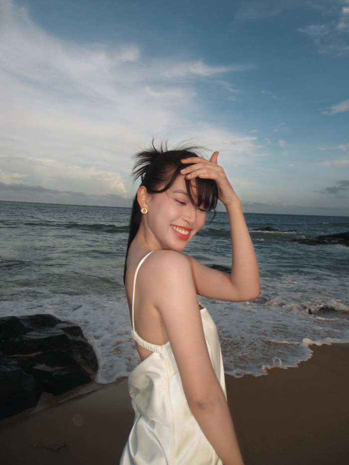 Tiểu Vy quyến rũ trong loạt ảnh ở biển.