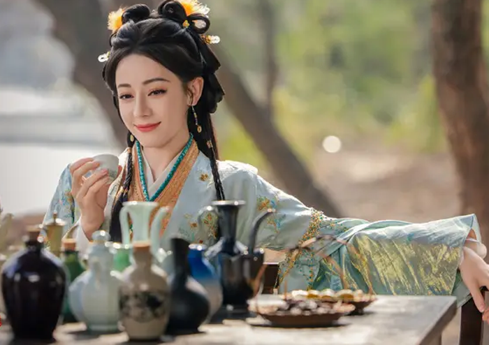 Địch Lệ Nhiệt Ba trở lại màn ảnh nhỏ với dự án cổ trang Bạch Nhật Đề Đăng.