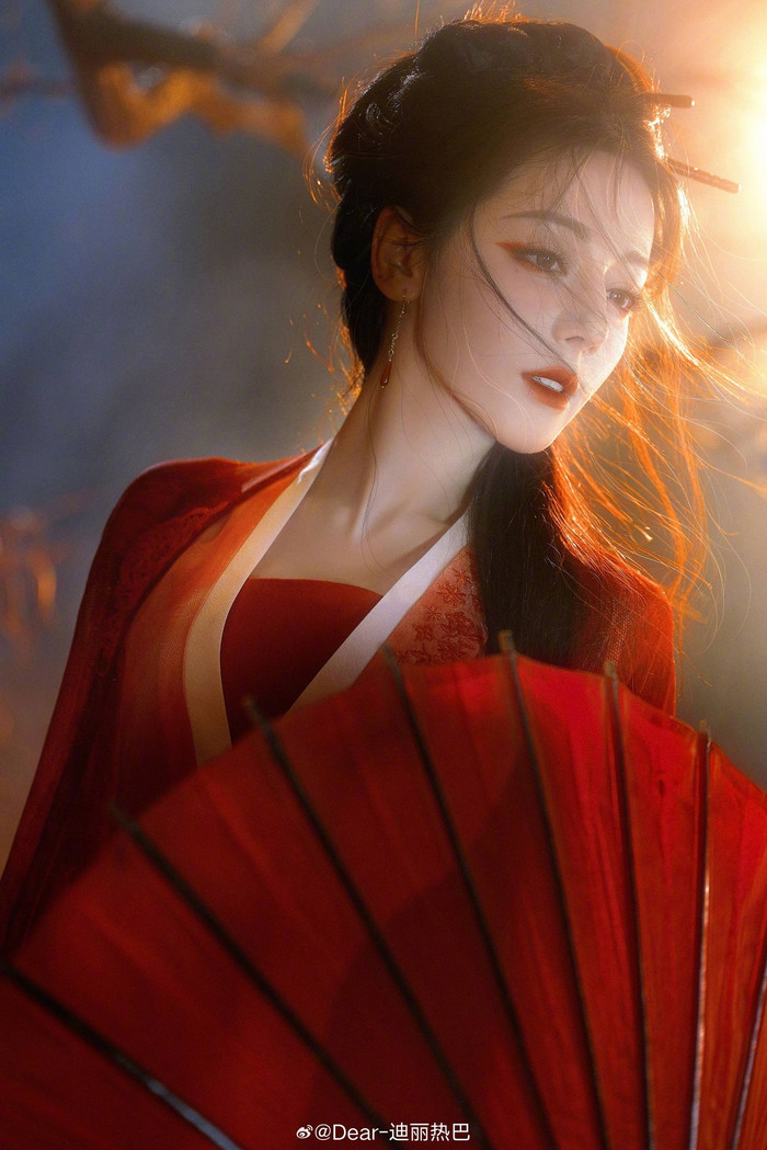 Sự trở lại của Địch Lệ Nhiệt Ba trong Bạch Nhật Đề Đăng đang nhận được nhiều sự quan tâm từ khán giả.