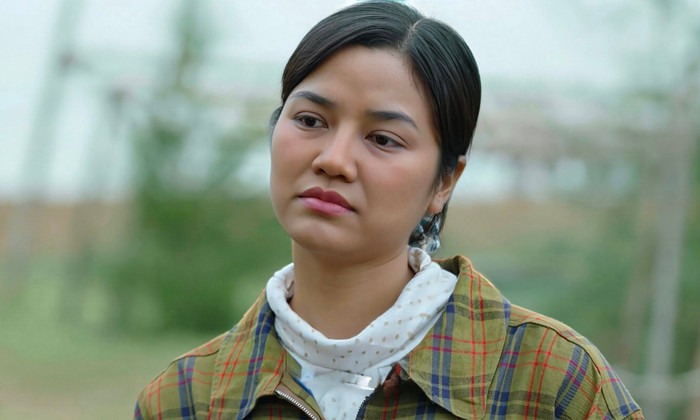 Trên phim, tạo hình của Anh Đào có phần lam lũ (Ảnh: FBNV).