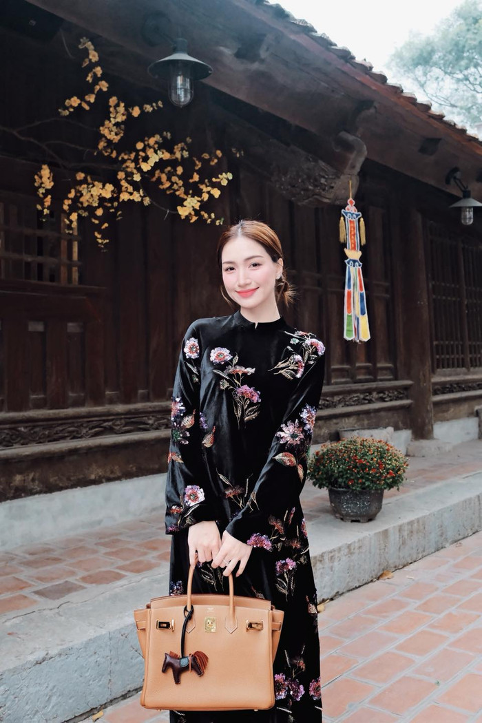 Nhiều đồng nghiệp xúc động khi biết Hòa Minzy đã có bạn trai Văn Cương hết mực quan tâm, chăm sóc. Ảnh: FBNV