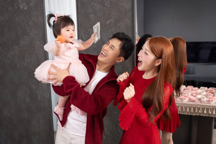 Puka và Gin Tuấn Kiệt khoe ảnh bên con gái khi nhóc tỳ tròn 1 tuổi.