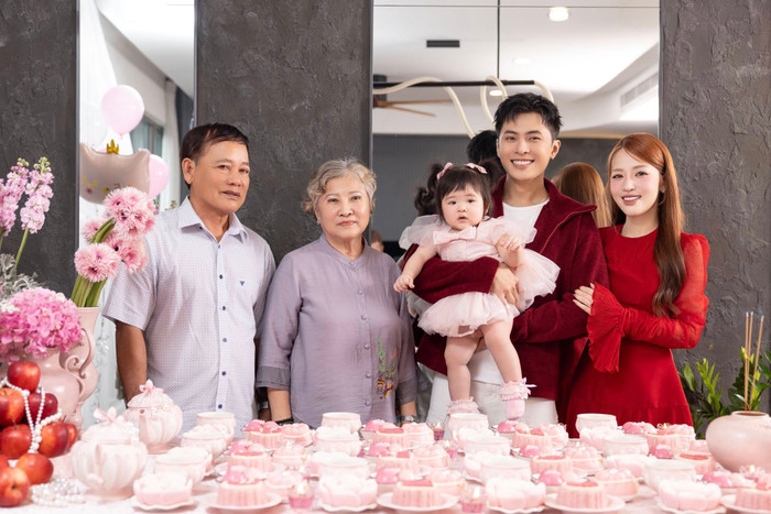 Puka và Gin Tuấn Kiệt tổ chức tiệc thôi nôi cho con gái. Mẹ ruột của nữ diễn viên kỳ công chuẩn bị mâm lễ cho cháu gái.