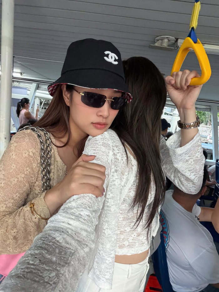 Kỳ Duyên thoải mái để Thiên Ân dựa vào vai trong lúc di chuyển bằng phương tiện công cộng tại Thái Lan. Ảnh: IGNV