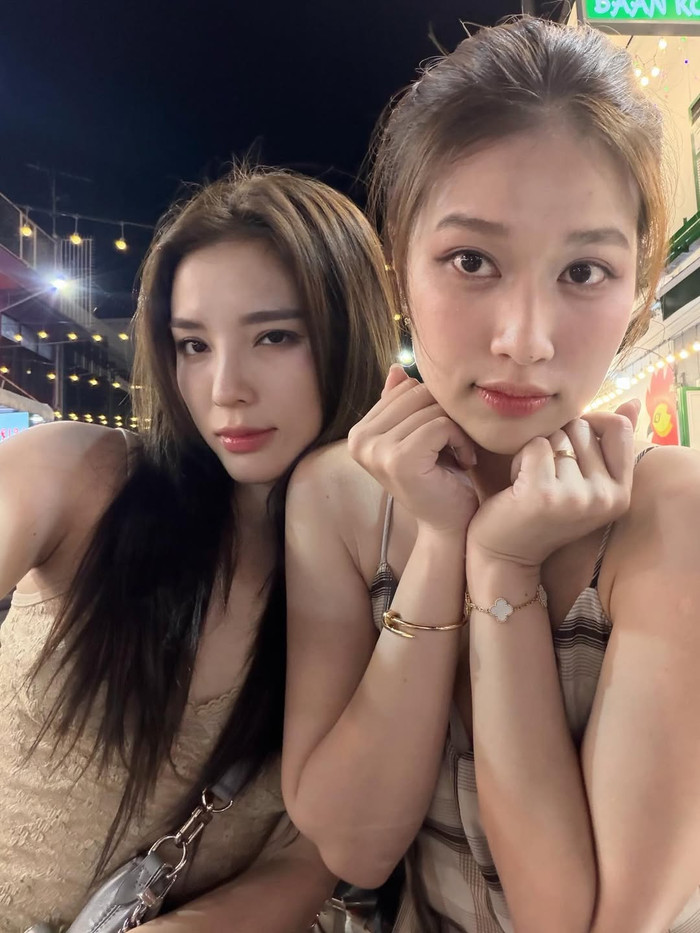 Kỳ Duyên tựa cằm vài vai Thiên Ân khi chụp hình chung. Ảnh: IGNV