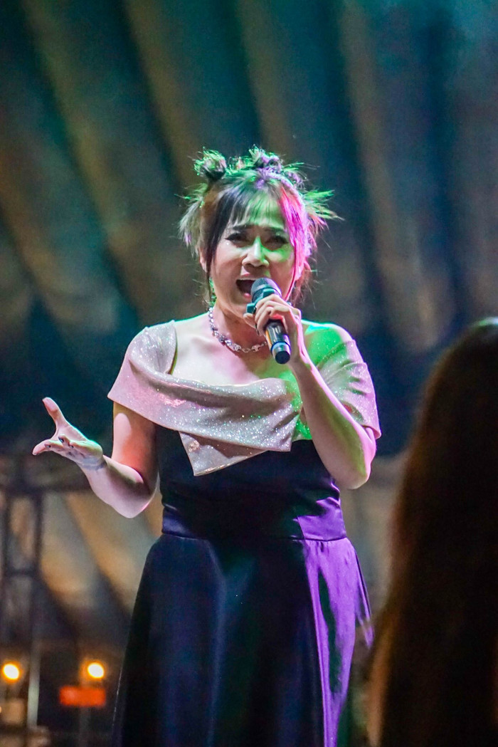 Xôn xao nữ ca sĩ vừa hát vừa bán vé dò lô tô hội chợ, danh tính chẳng ai xa lạ Ảnh 3