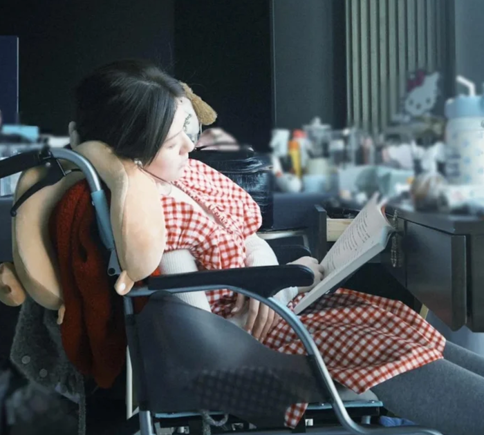 Giai đoạn nữ diễn viên phải ngồi xe lăng, tập đi từng bước chân vì đột quỵ nhẹ. - Ảnh: Weibo