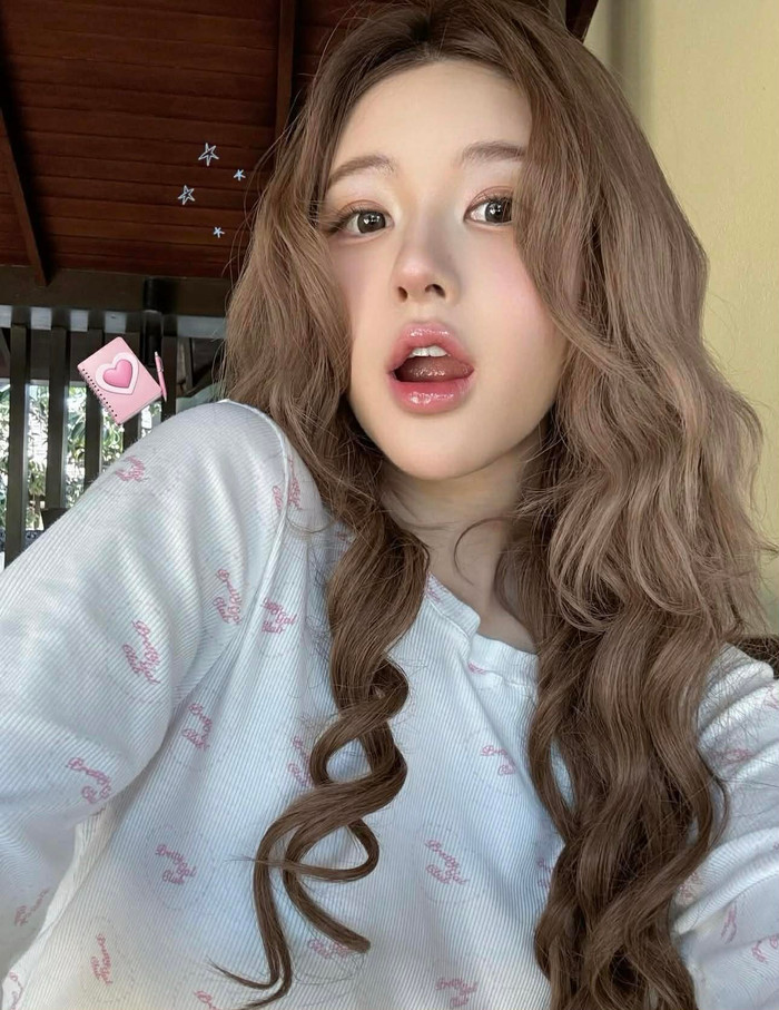 Triệu Lộ Tư khiến fan 'đứng ngồi không yên' với tạo hình tóc xoăn nhỏ lạ mắt. - Ảnh: MXHNV