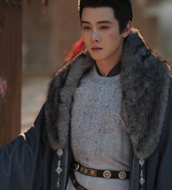 Cận cảnh gương mặt không góc chết của Nhậm Hào, sự kết hợp hoàn hảo giữa nét hiện đại và cổ điển.