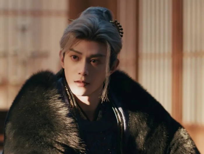 Đặng Khải tạo điểm nhấn khác biệt với mái tóc sáng màu và ánh mắt sắc lạnh đầy mê hoặc.