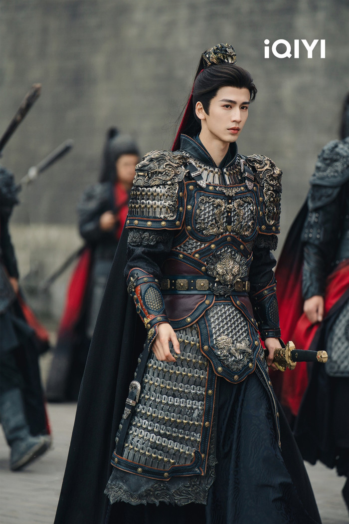 Nam chính Trương Lăng Hách khẳng định đẳng cấp nam thần cổ trang với thần thái mạnh mẽ, lôi cuốn. - Ảnh: iQIYI