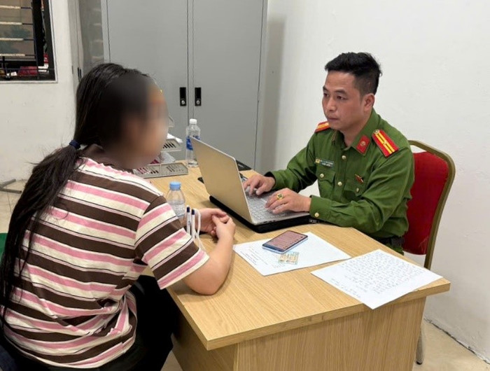 Thiếu tá Nguyễn Văn Quang tuyên truyền thủ đoạn lừa đảo cho nữ sinh. Ảnh: Công an TP Hà Nội