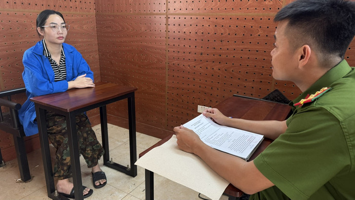 Đối tượng Nguyễn Thị Nhàn khai nhận hành vi lừa đảo tại cơ quan điều tra.&nbsp;