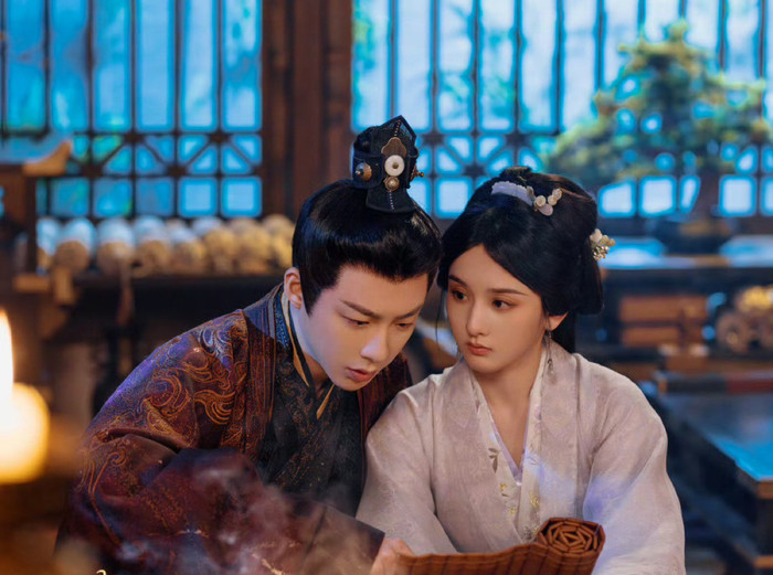 Khom Lưng tập trung vào xung đột gia tộc và mối quan hệ 'cưới trước yêu sau' giữa hai nhân vật chính.