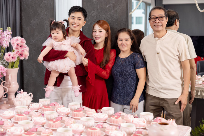 Nhiều khán giả cho rằng nhóc tỳ có nhiều nét giống bà nội.