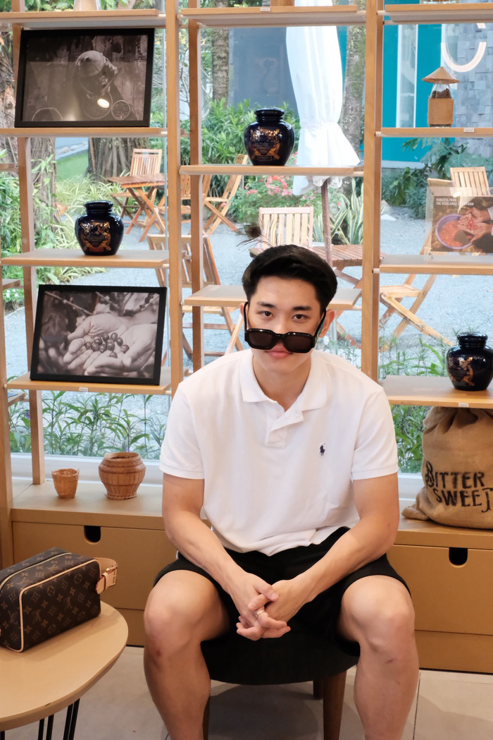 Hình ảnh mới nhất mà Đình Bắc đăng tài trên trang cá nhân khiến nhiều người chú ý vào chiếc túi đặt bên cạnh nam cầu thủ. Ảnh: FBNV