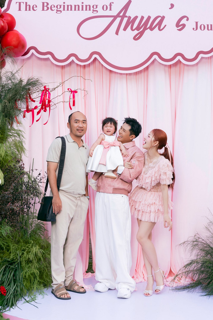 Tiến Luật cùng gia đình nhỏ của Puka và Gin Tuấn Kiệt.&nbsp;